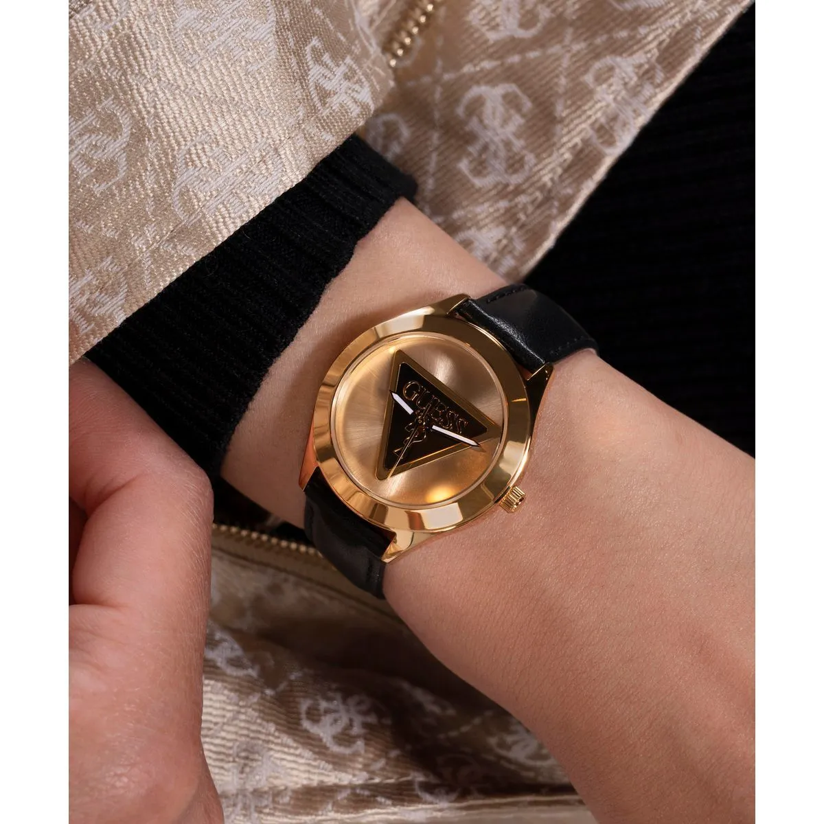 Elegante goldfarbene Uhr mit schwarzem Armband