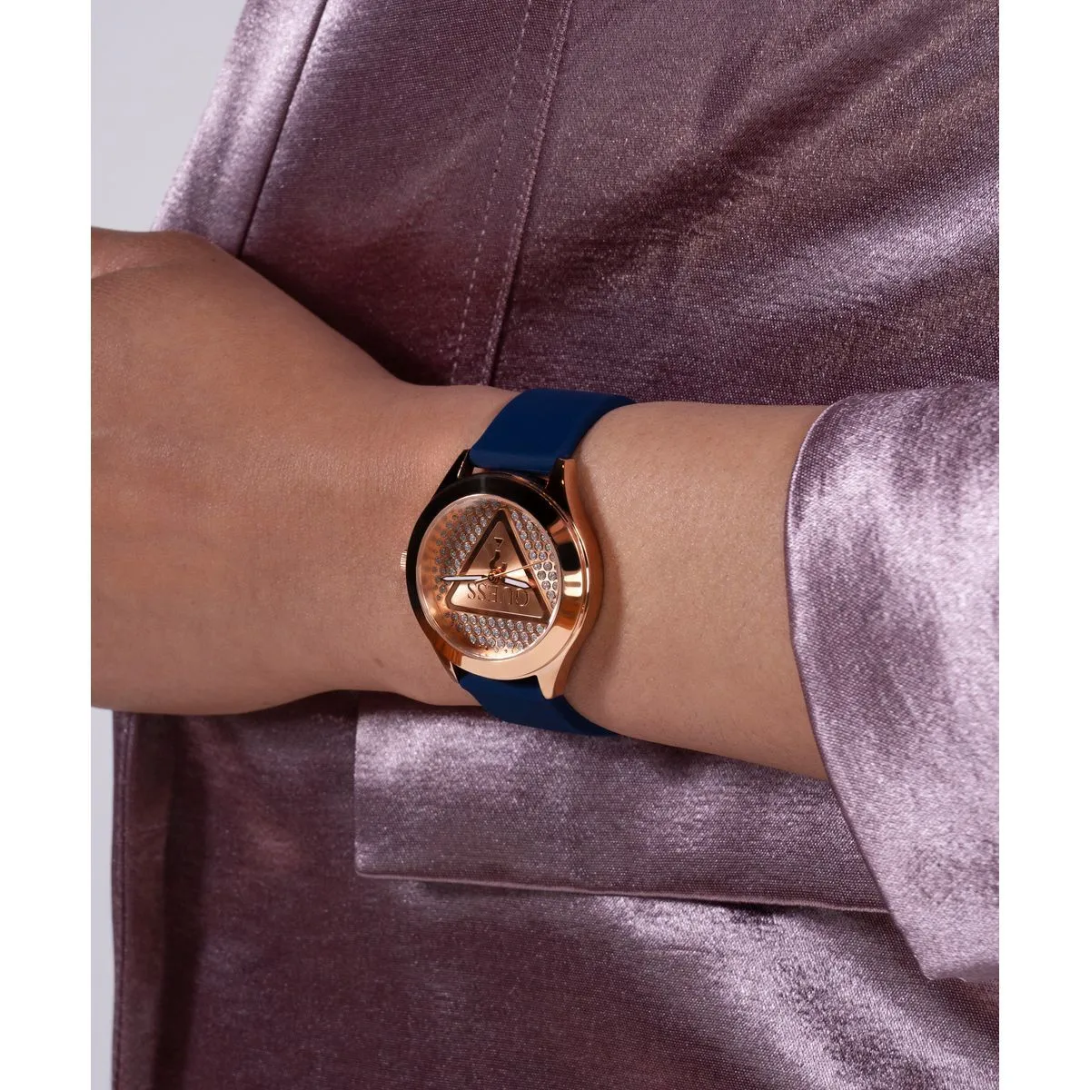 Blaue Analog Uhr mit Kristallakzenten