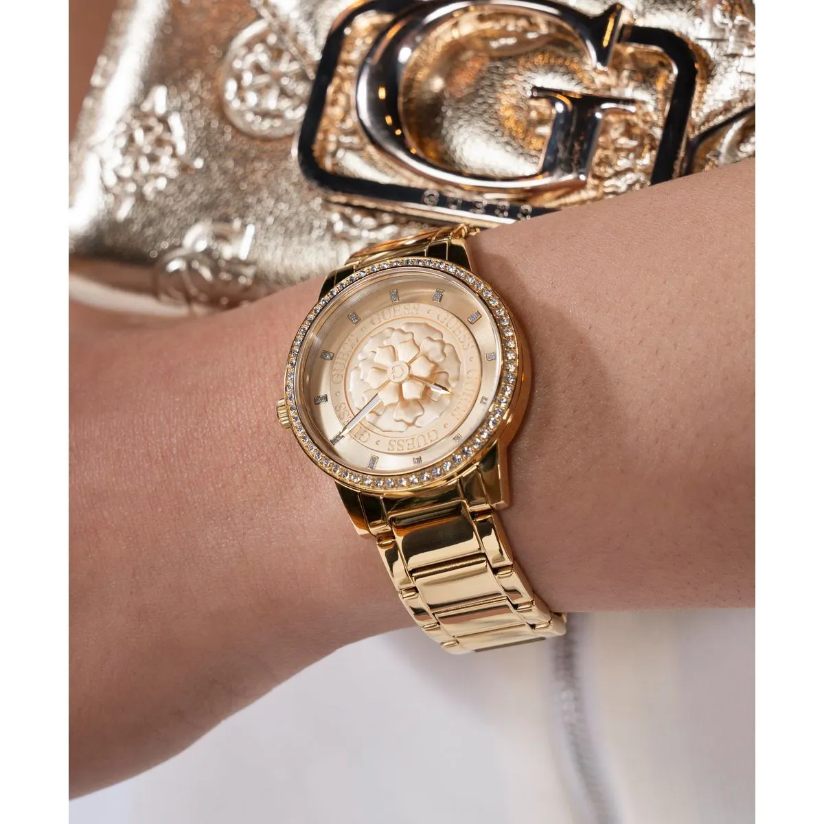 Elegante goldfarbene Statement-Uhr