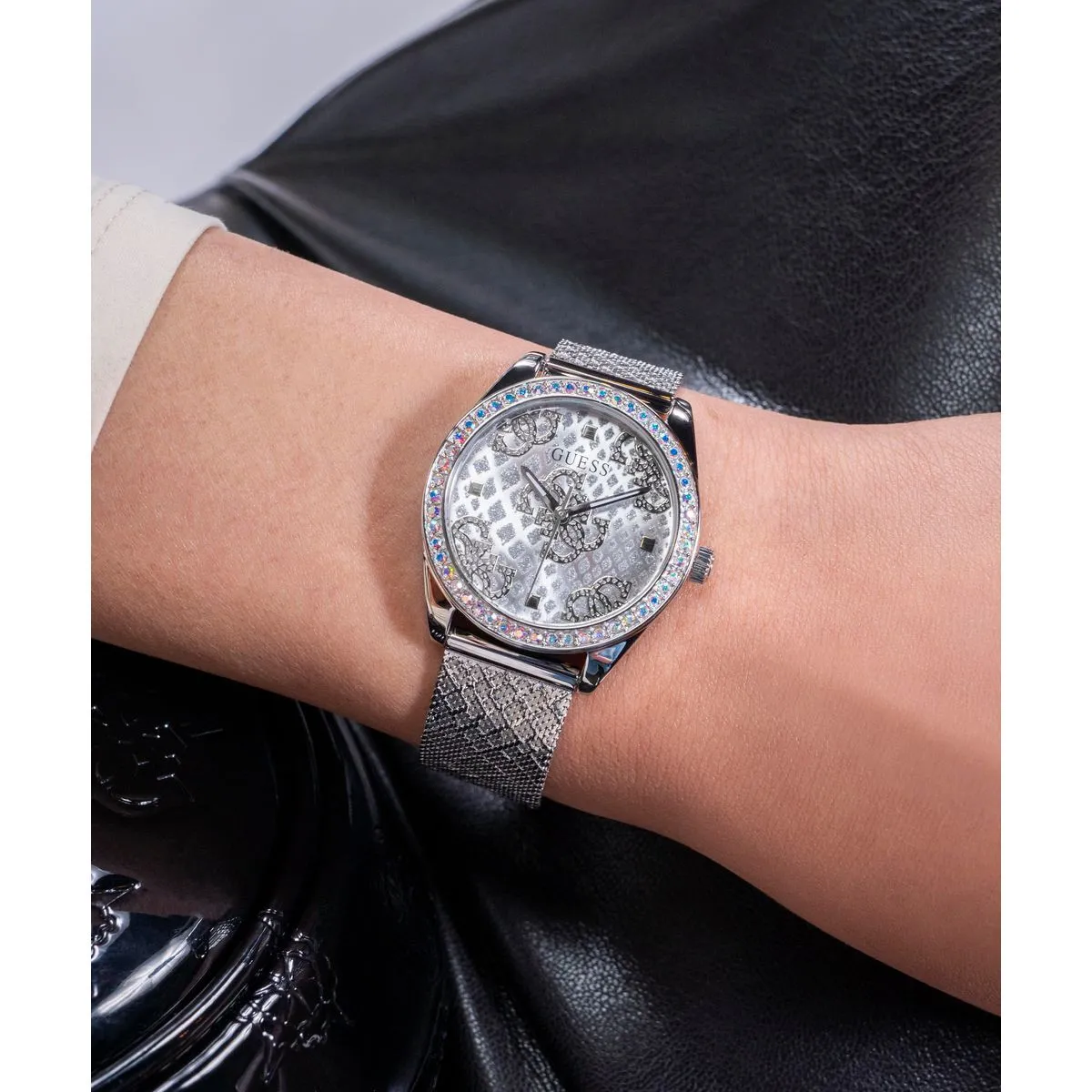 Silberne Mesh-Uhr mit Kristallzifferblatt