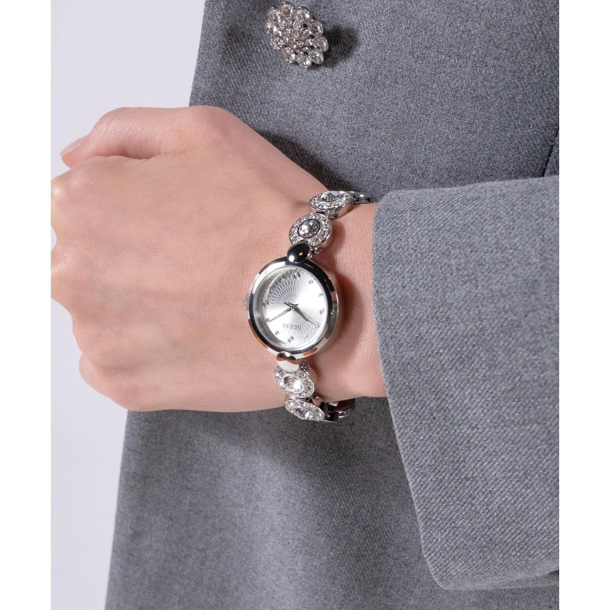 Silberfarbene Armbanduhr mit Kristallakzenten