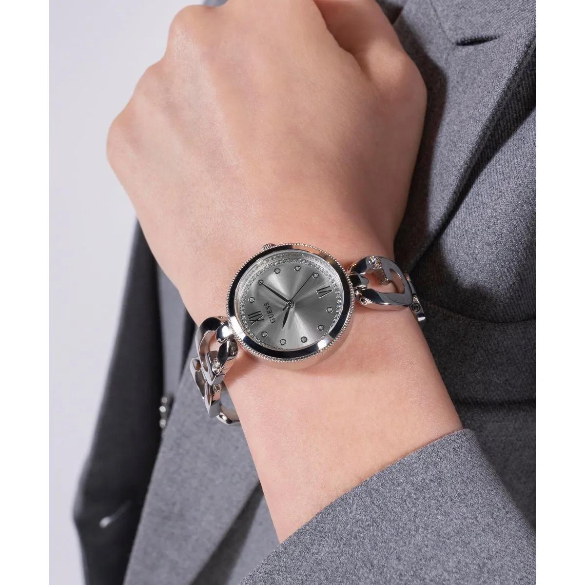 Silberfarbene Armbanduhr mit Charms