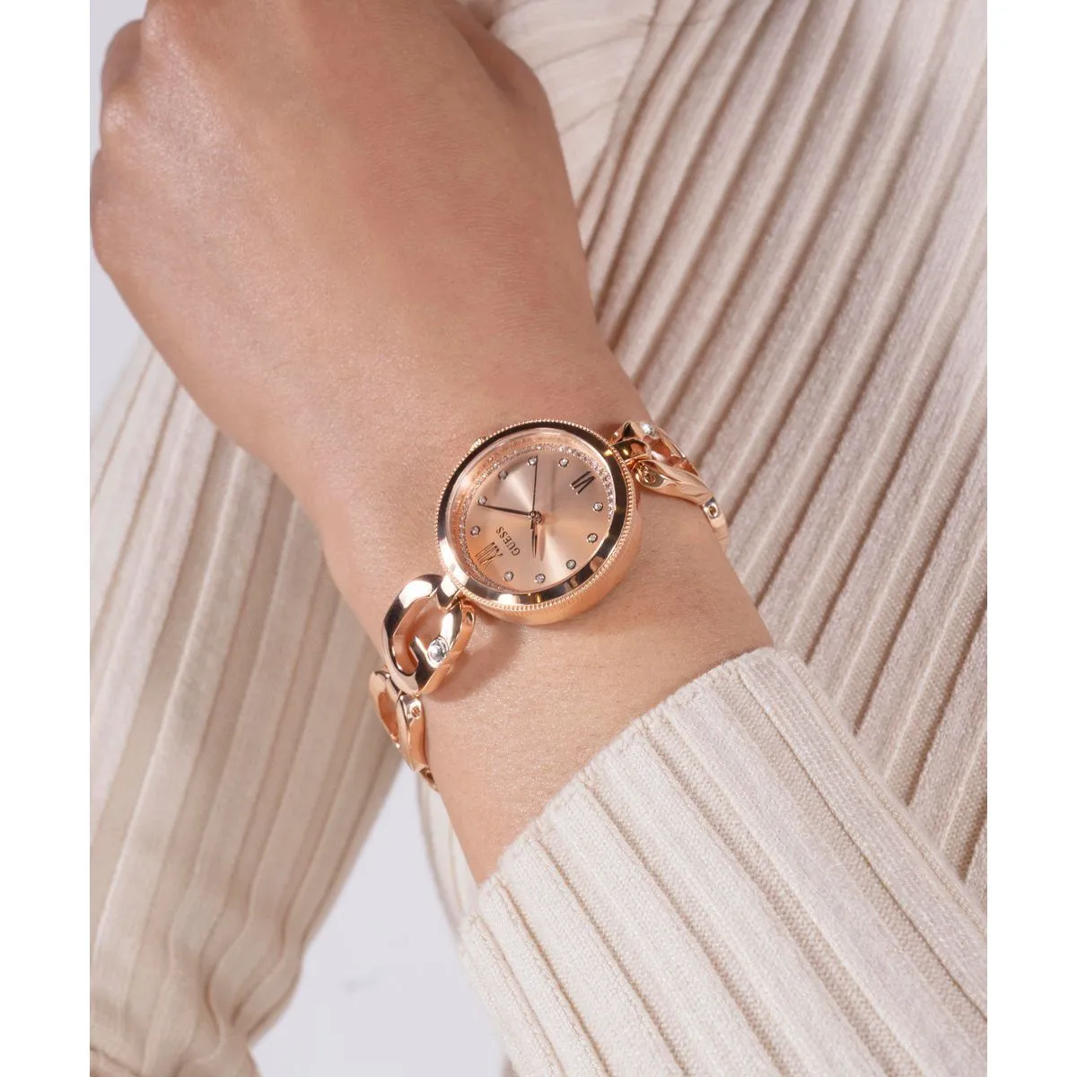 Roségoldene Armbanduhr mit Kristallen