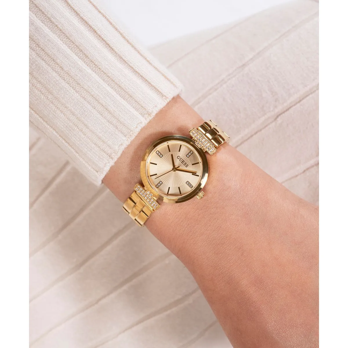 Goldfarbene Armbanduhr mit Kristallakzenten