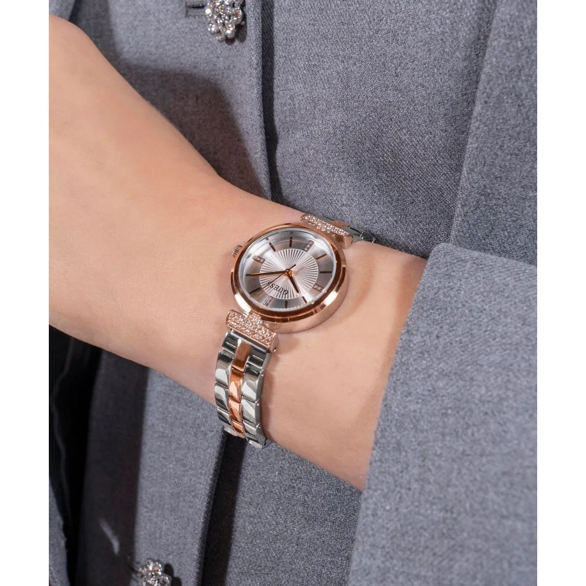 Zweifarbige Armbanduhr mit Kristalldetails