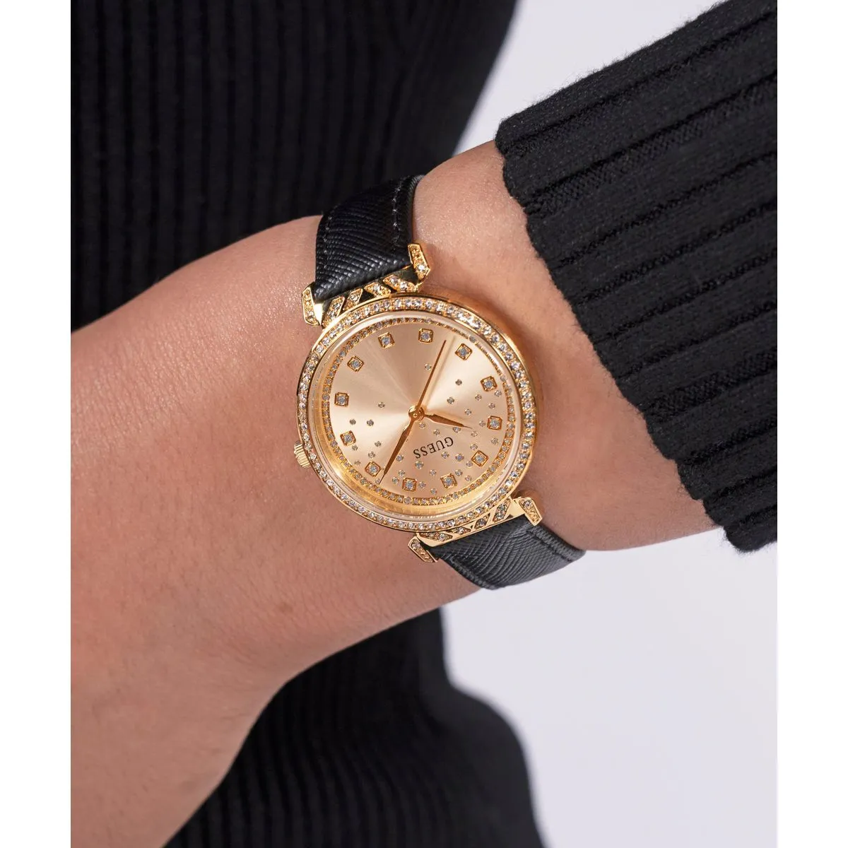 Elegante Goldfarbene Uhr mit Schwarzem Armband
