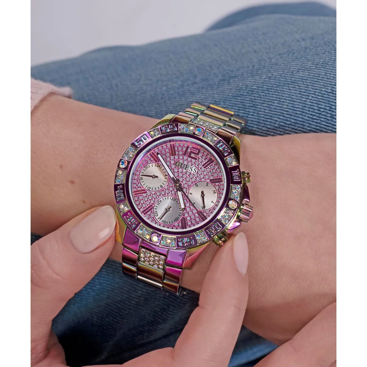 Irisierender Chronograph mit Kristallakzenten