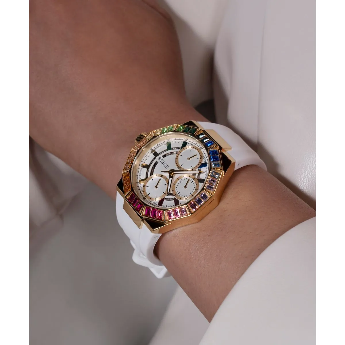 Goldene Uhr mit Regenbogenkristallen