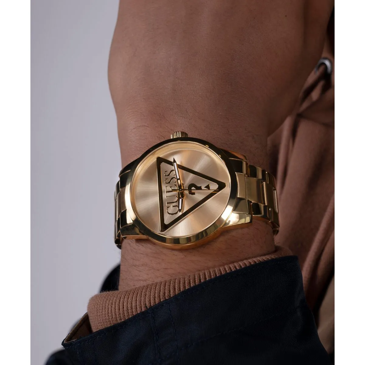 Goldfarbene Uhr mit Logo-Zifferblatt