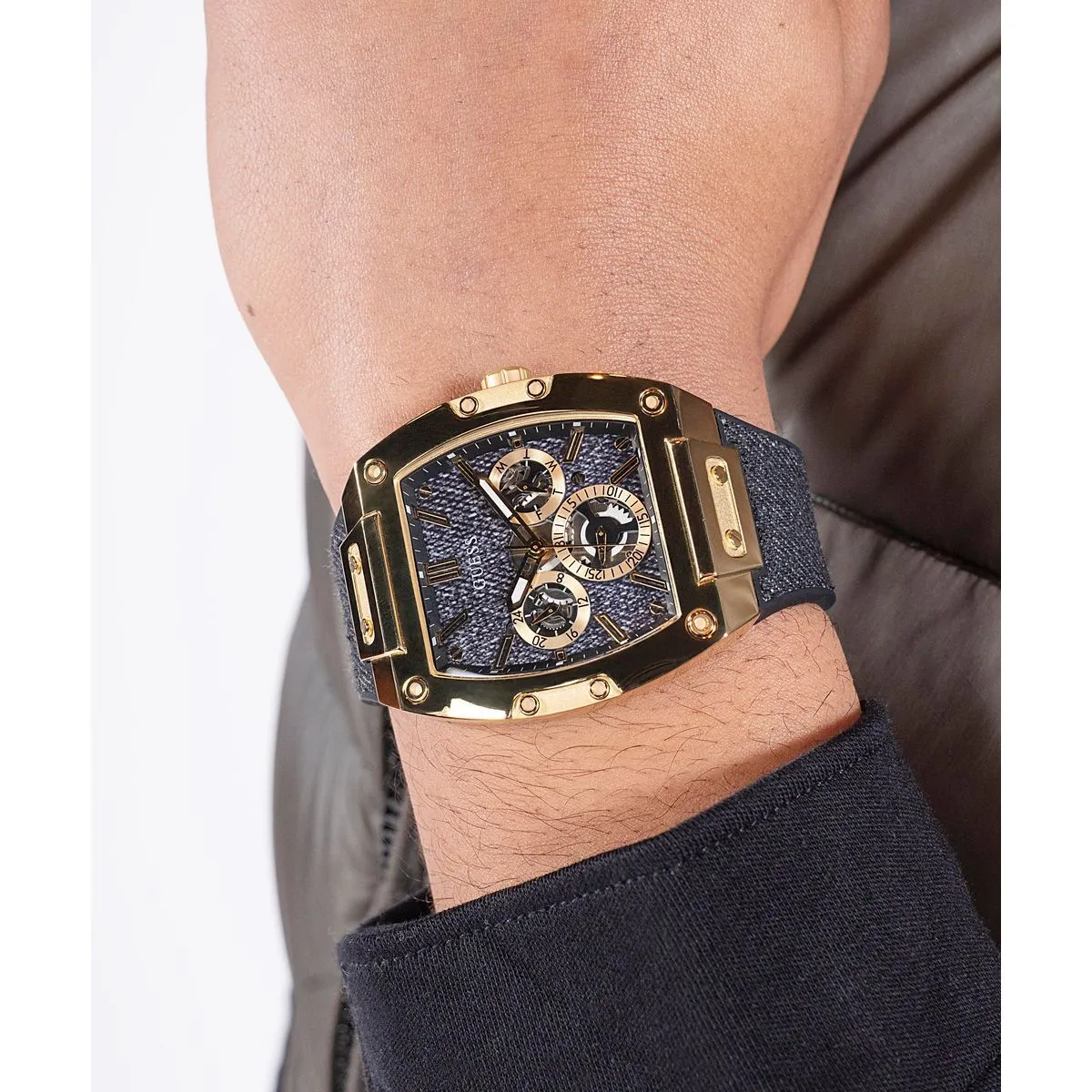 Schwarze Analog Uhr mit Denimarmband