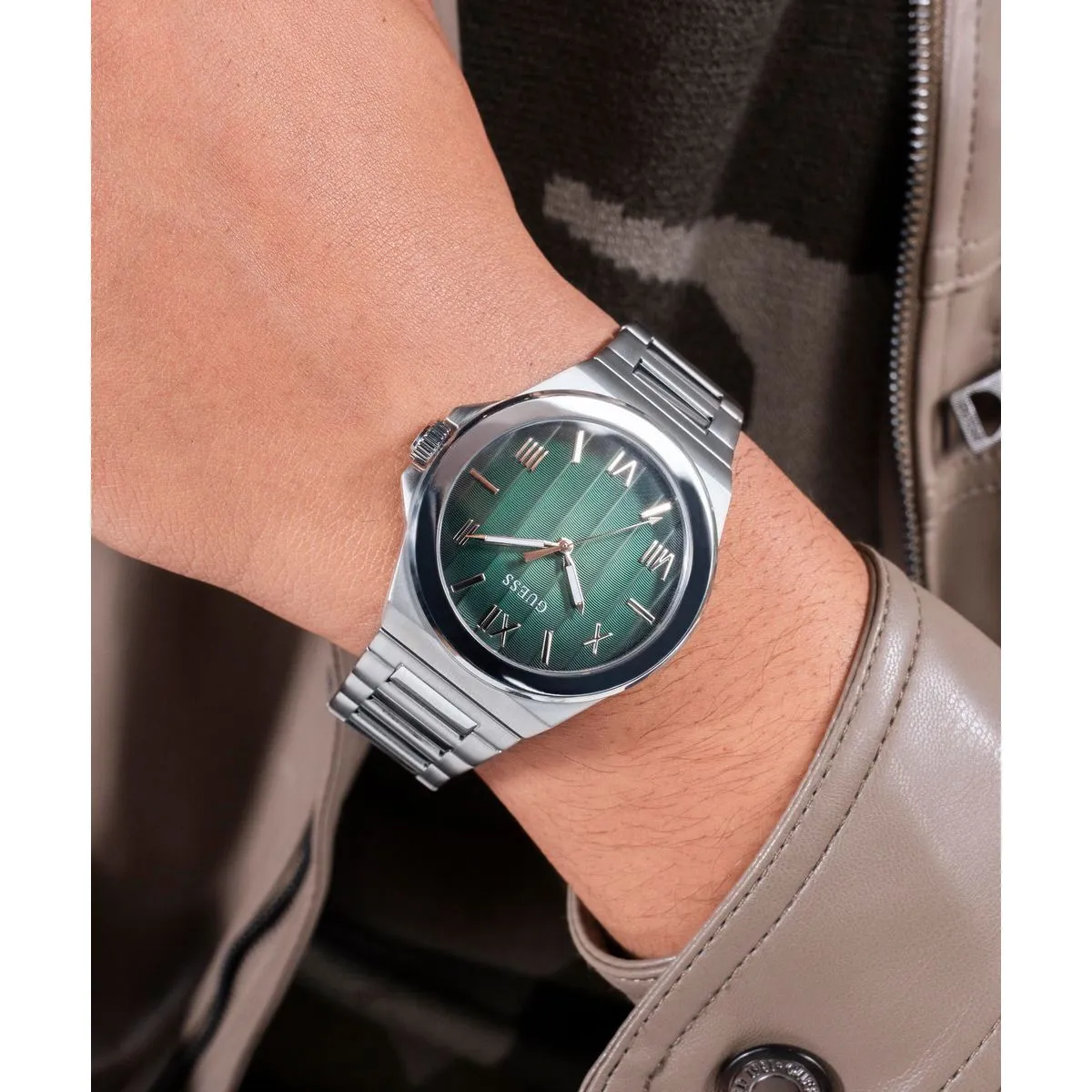 Silberne Edelstahl-Uhr mit grünem Zifferblatt
