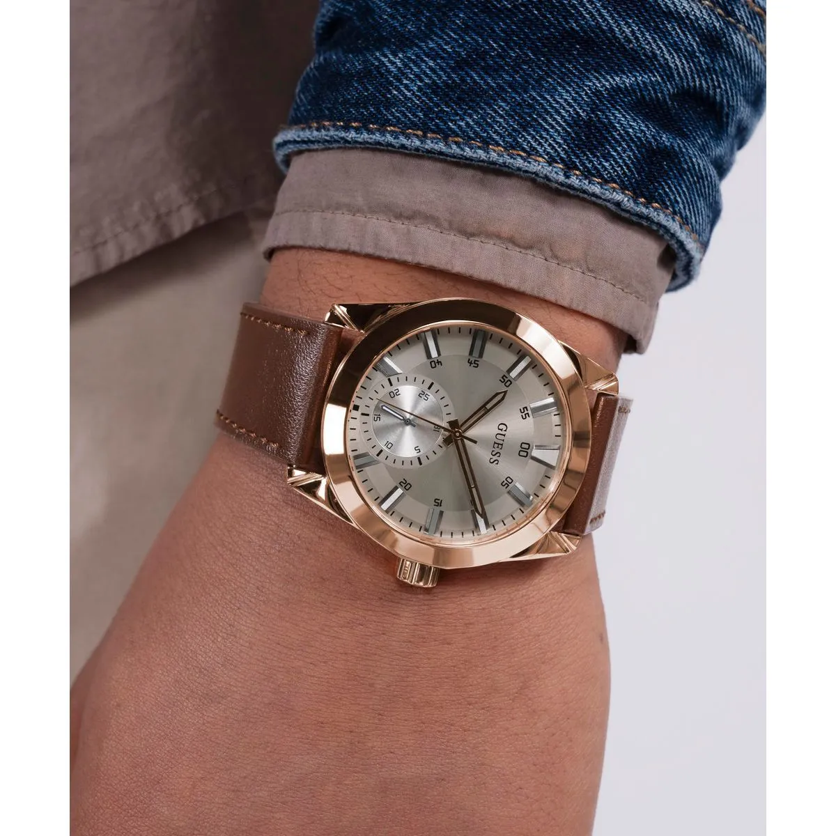 Klassische Goldton-Uhr mit braunem Armband