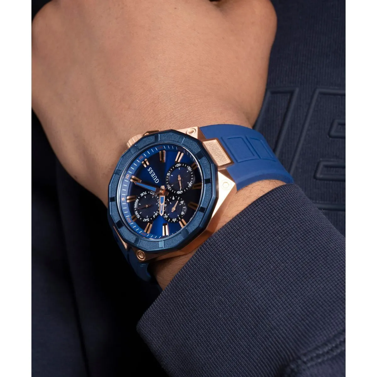 Multifunktionale blaue und roségoldene Uhr
