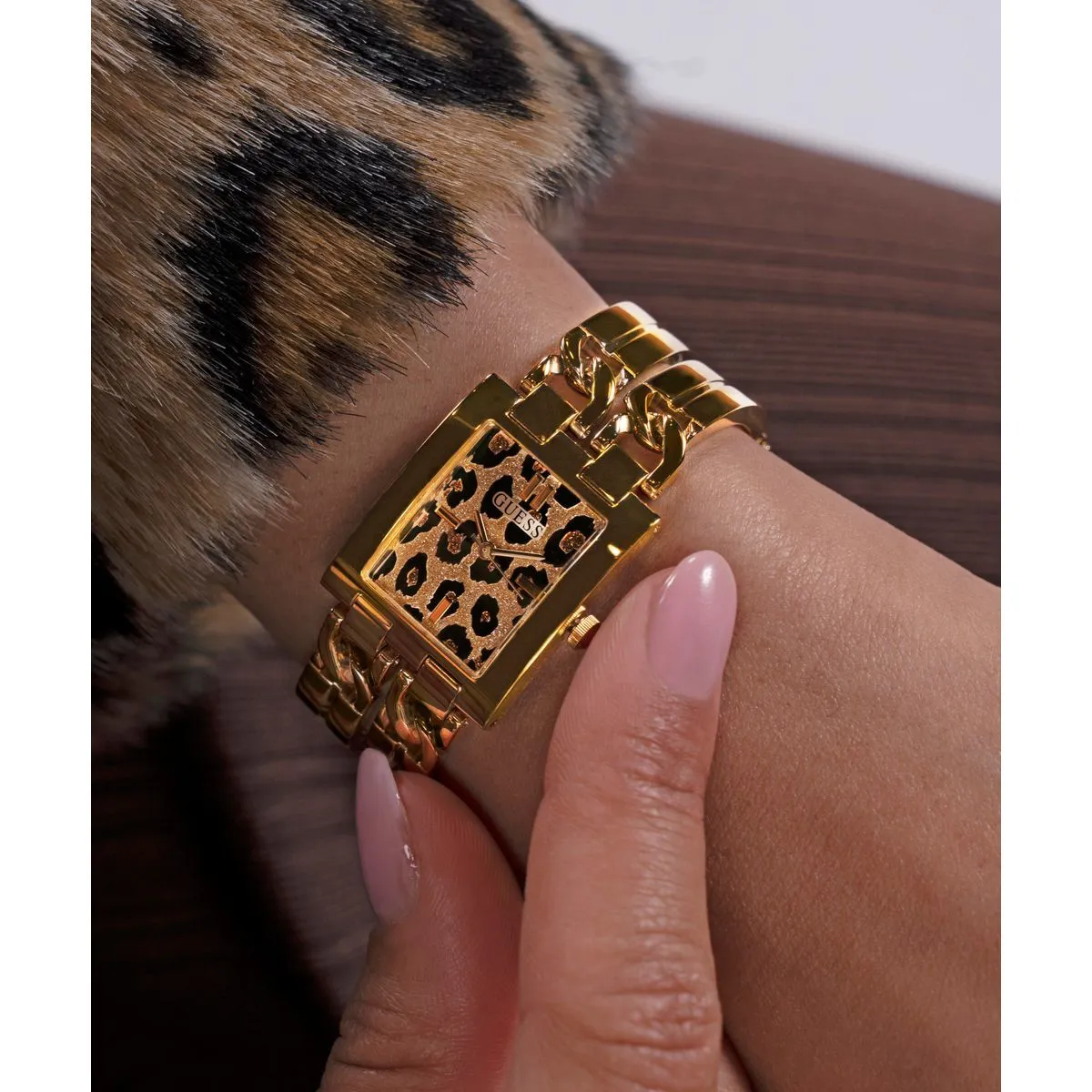 Goldfarbene Uhr mit Leopardenmuster