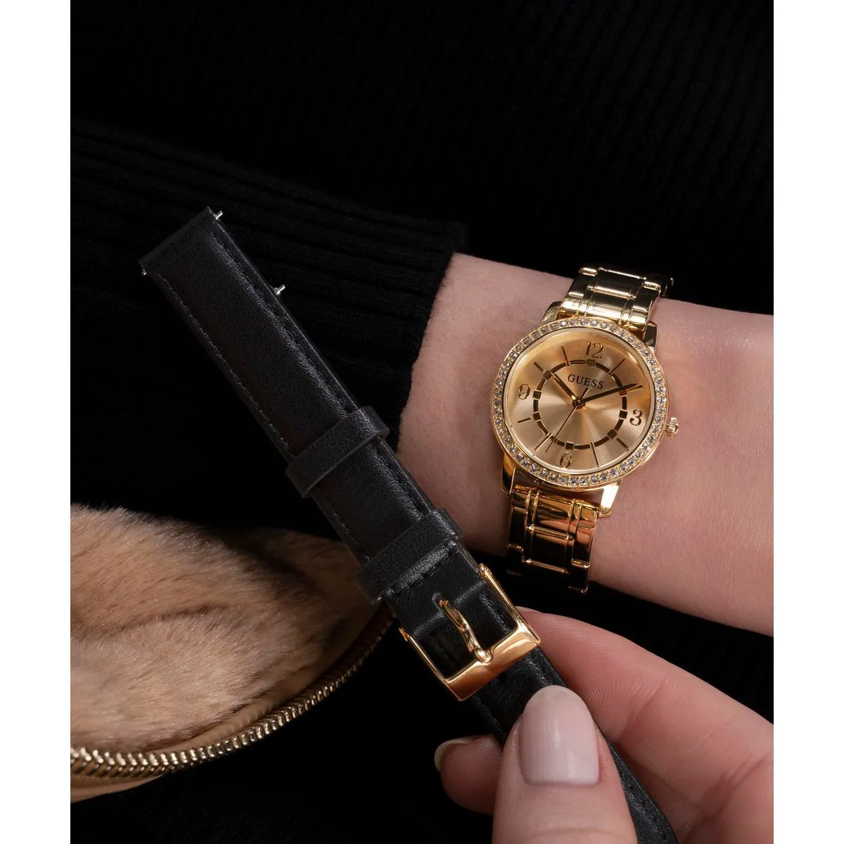 Goldfarbene, Kristall-Akzentuierte Uhr mit Wechselarmband