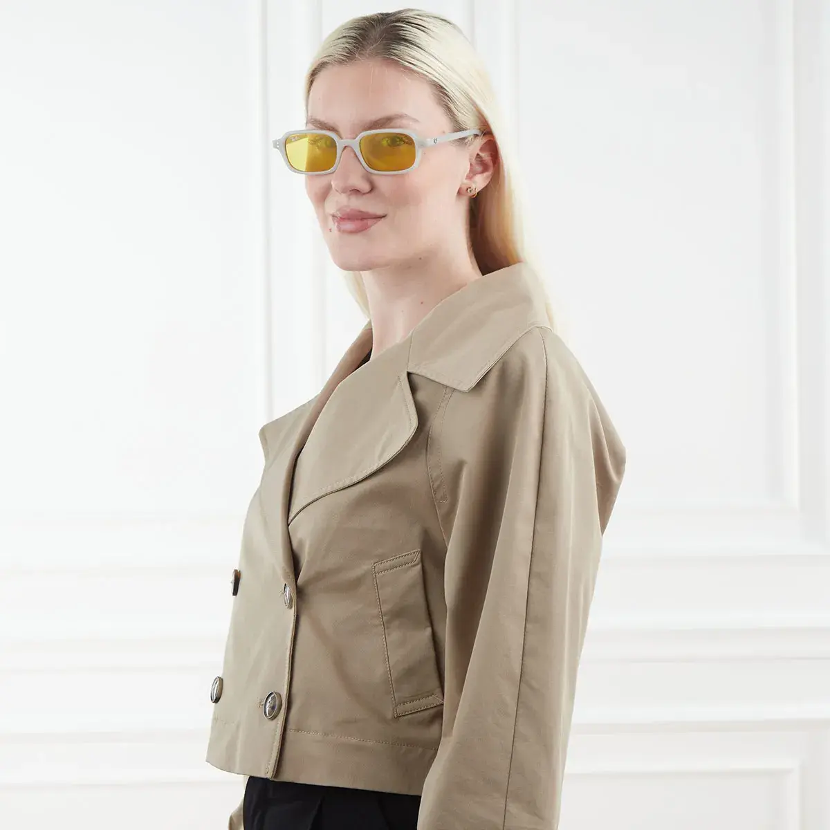Sonnenbrille mit quadratischem Rahmen und gelben Gläsern