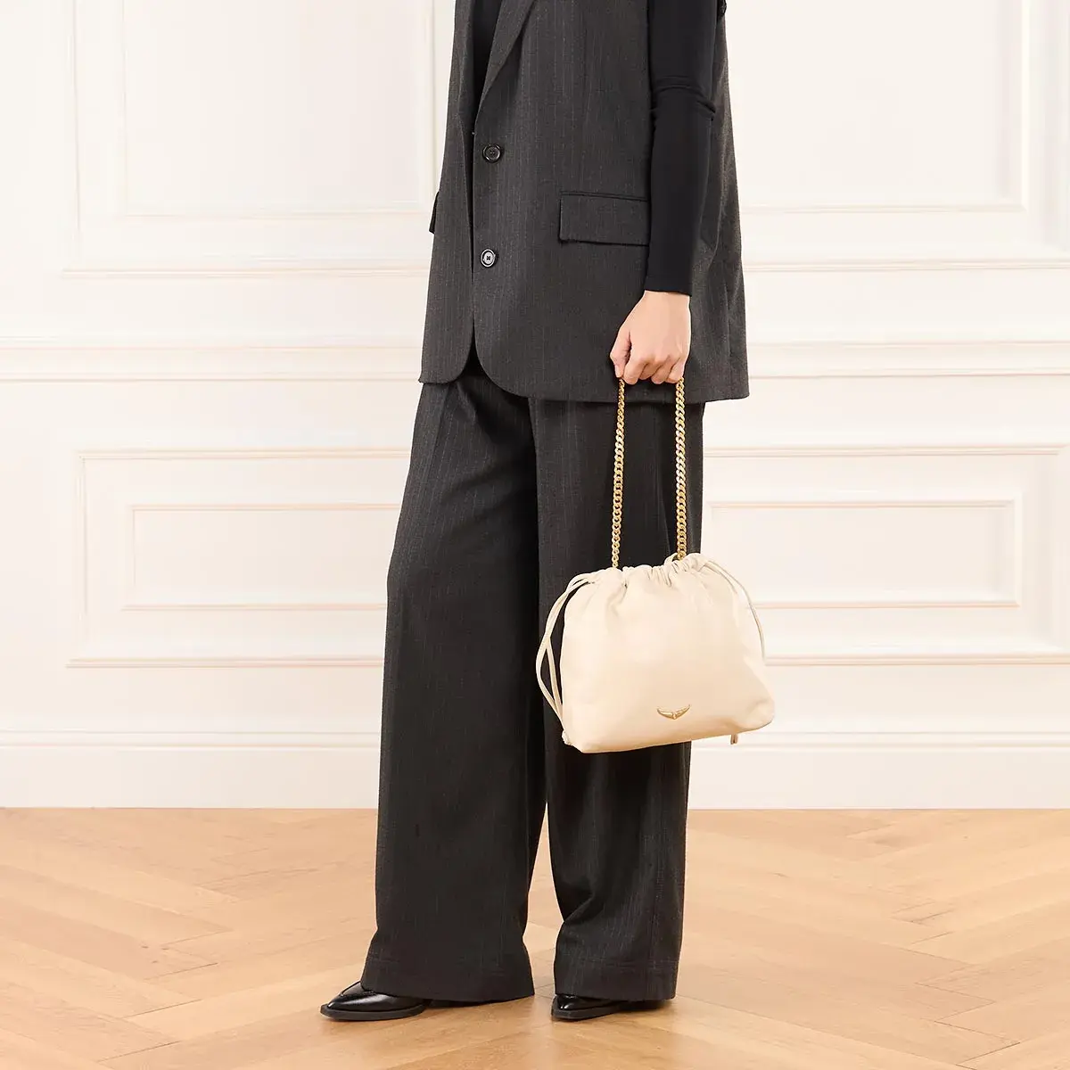 Beuteltasche aus Glattleder mit Kette