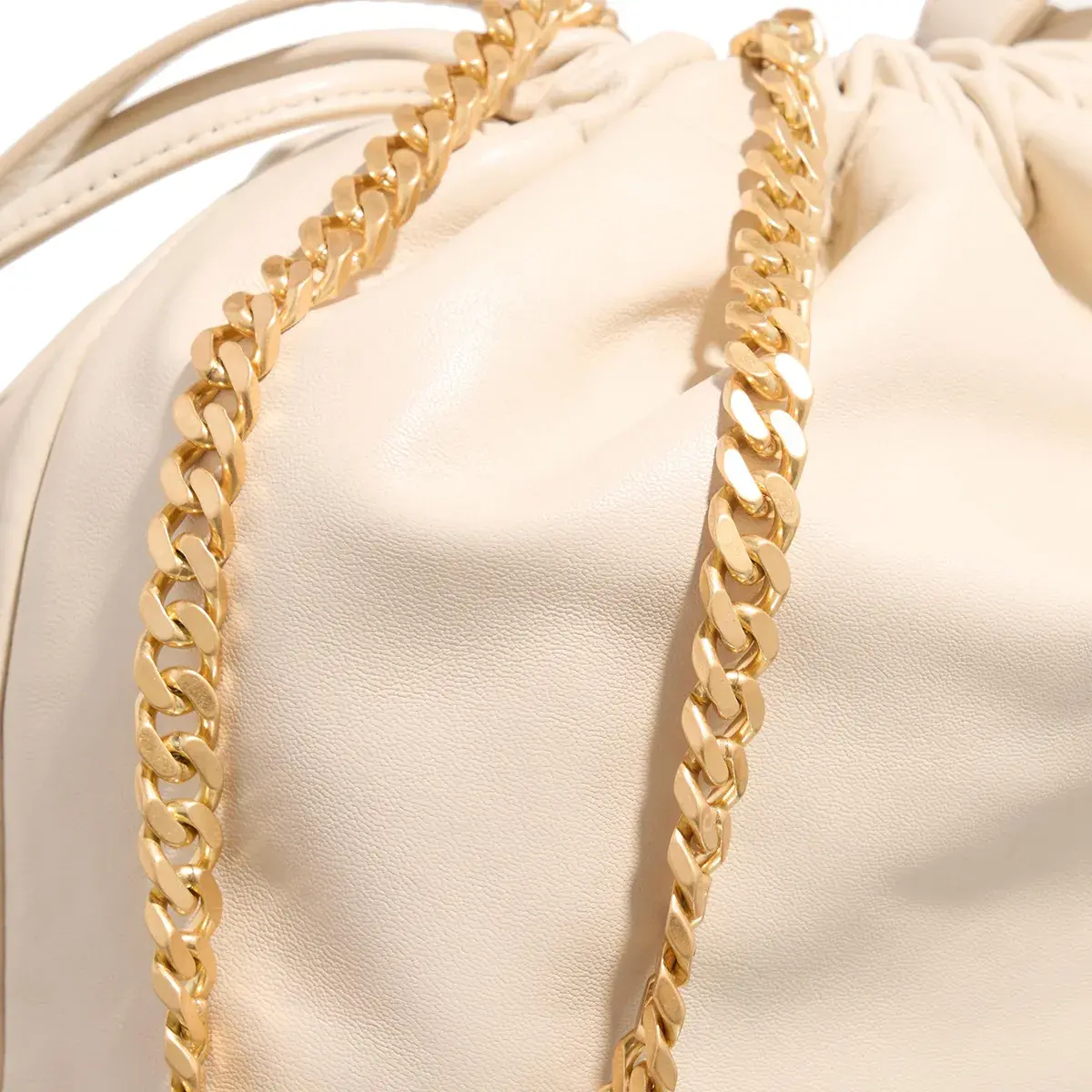 Beuteltasche aus Glattleder mit Kette