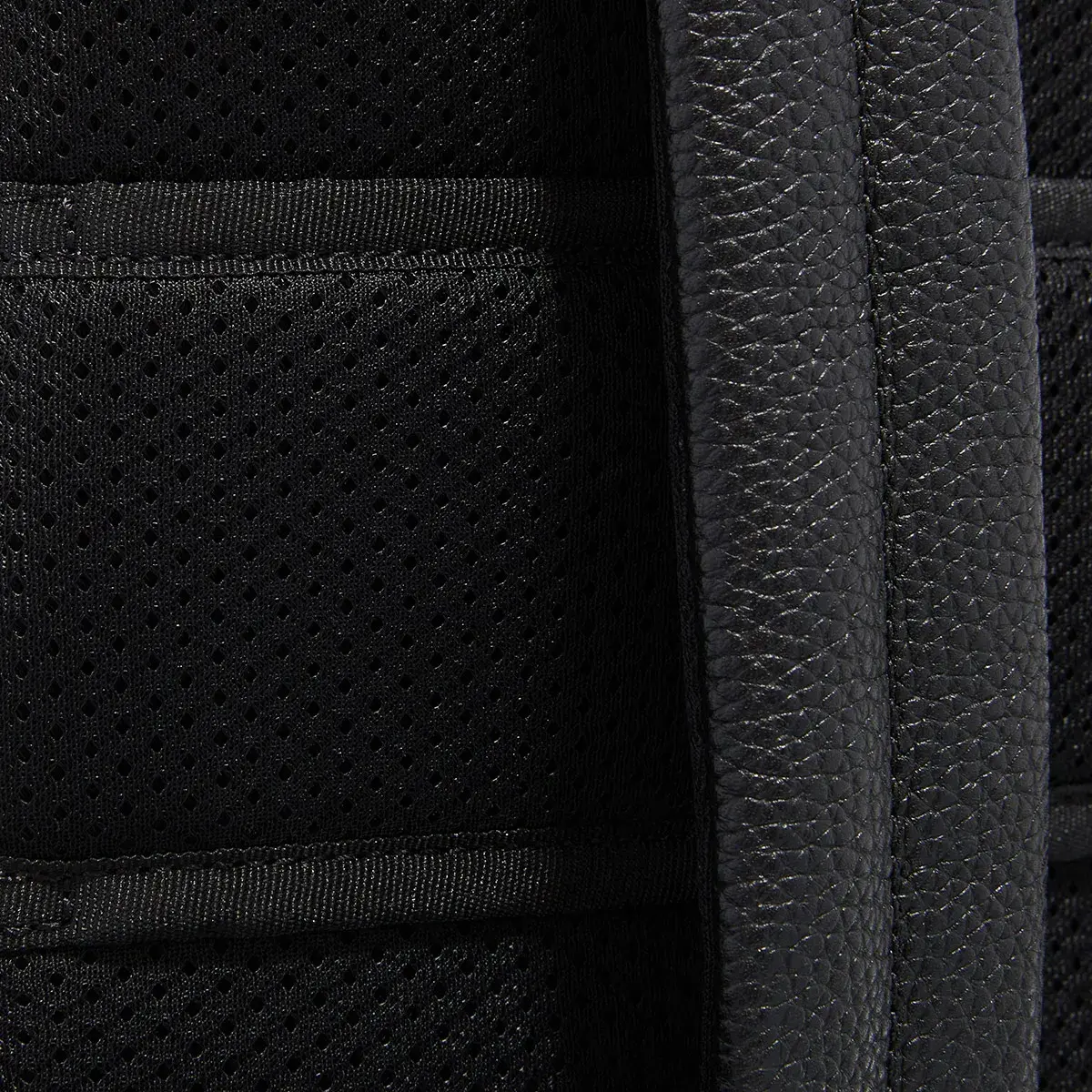 Minimalistischer Lederrucksack mit goldfarbener Hardware