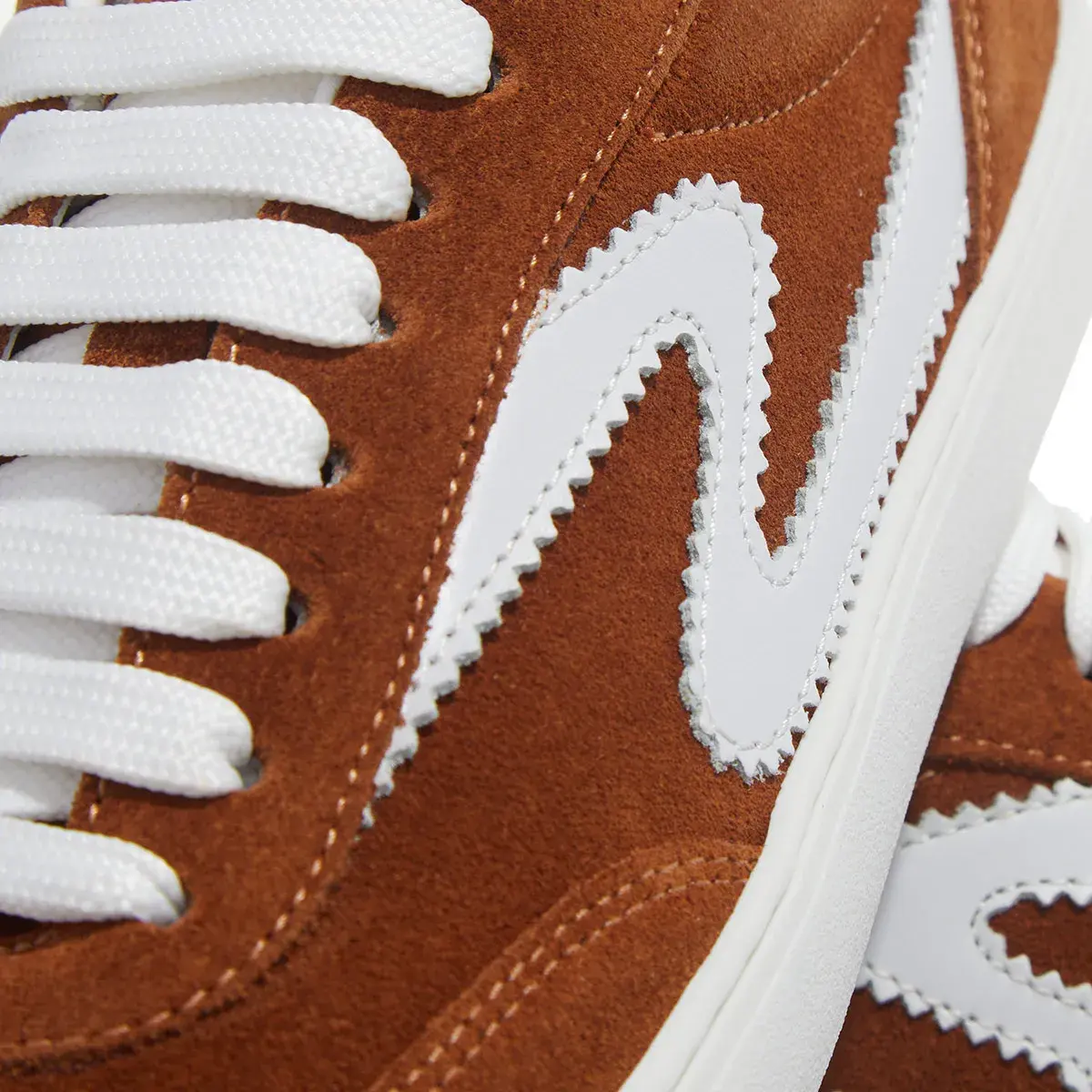 Wildleder-Sneaker mit niedrigem Schaft