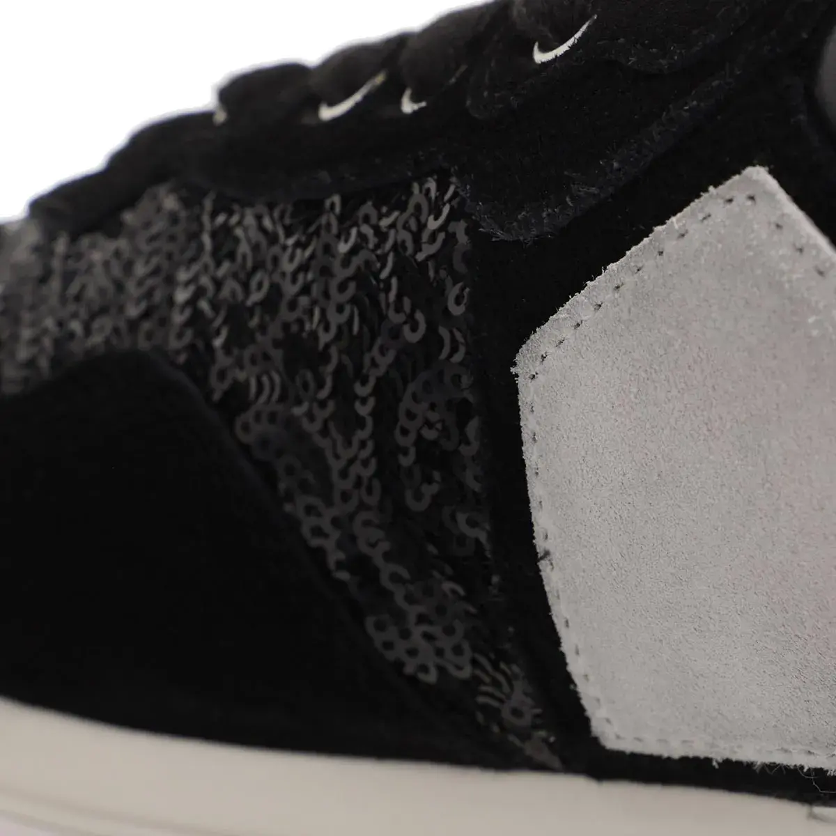 Schwarze Wildleder-Sneakers mit Paillettendetail