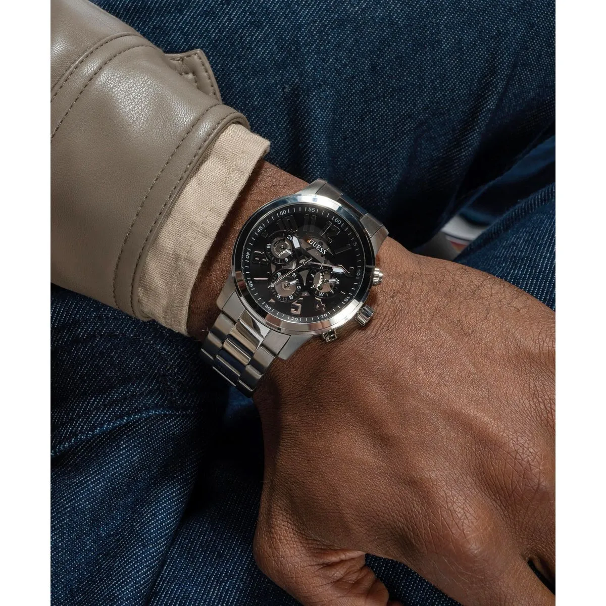 Markante Chronographenuhr mit schwarzem Zifferblatt