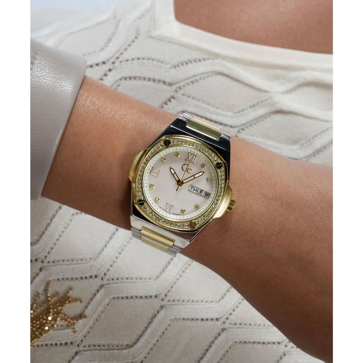 Elegante grün-goldene Uhr