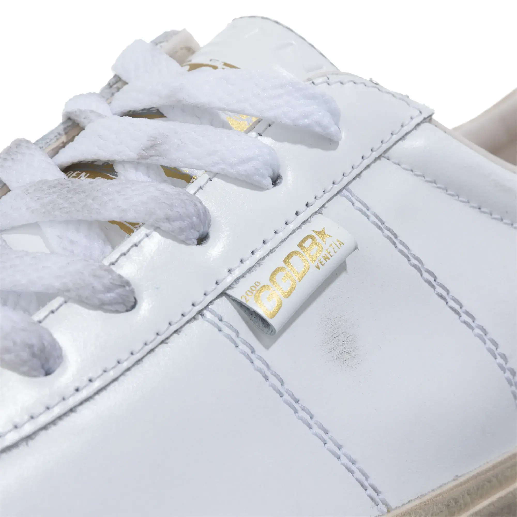 Weiße Leder-Court-Sneakers mit niedrigem Schaft