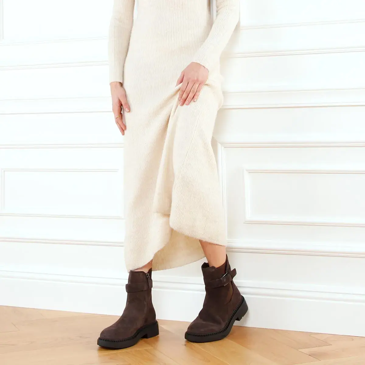 Braune Wildleder-Stiefeletten mit Schnalle