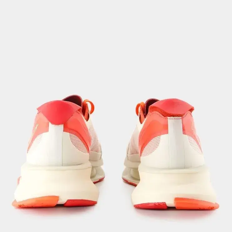 Futuristischer Low-Top Laufschuh