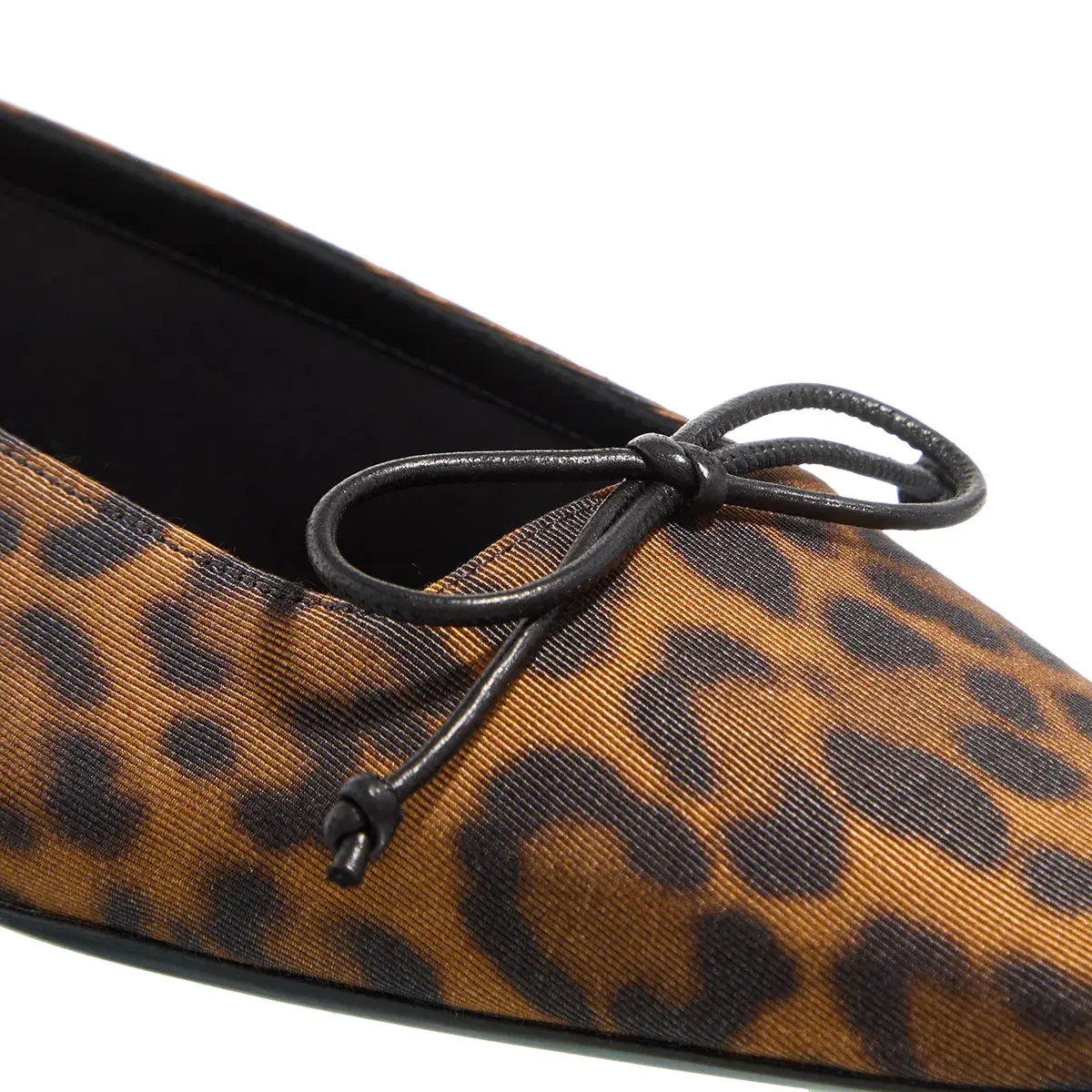 Ballerinas mit Leopardenmuster und spitzer Zehenpartie