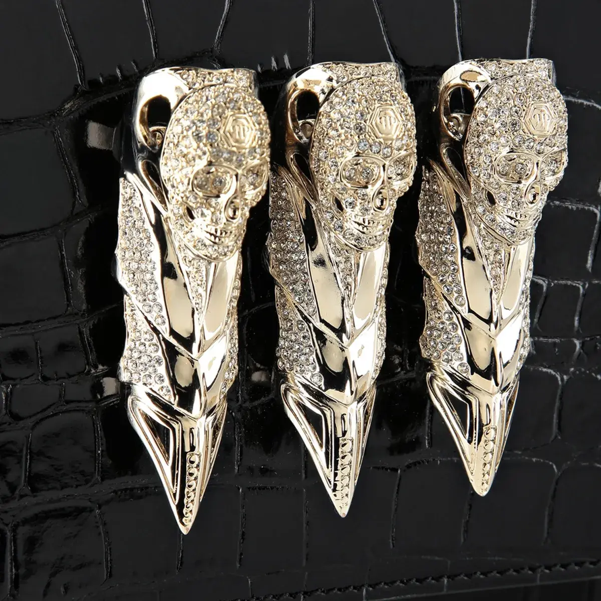 Clutch mit Krokoprägung und Schädelverzierung
