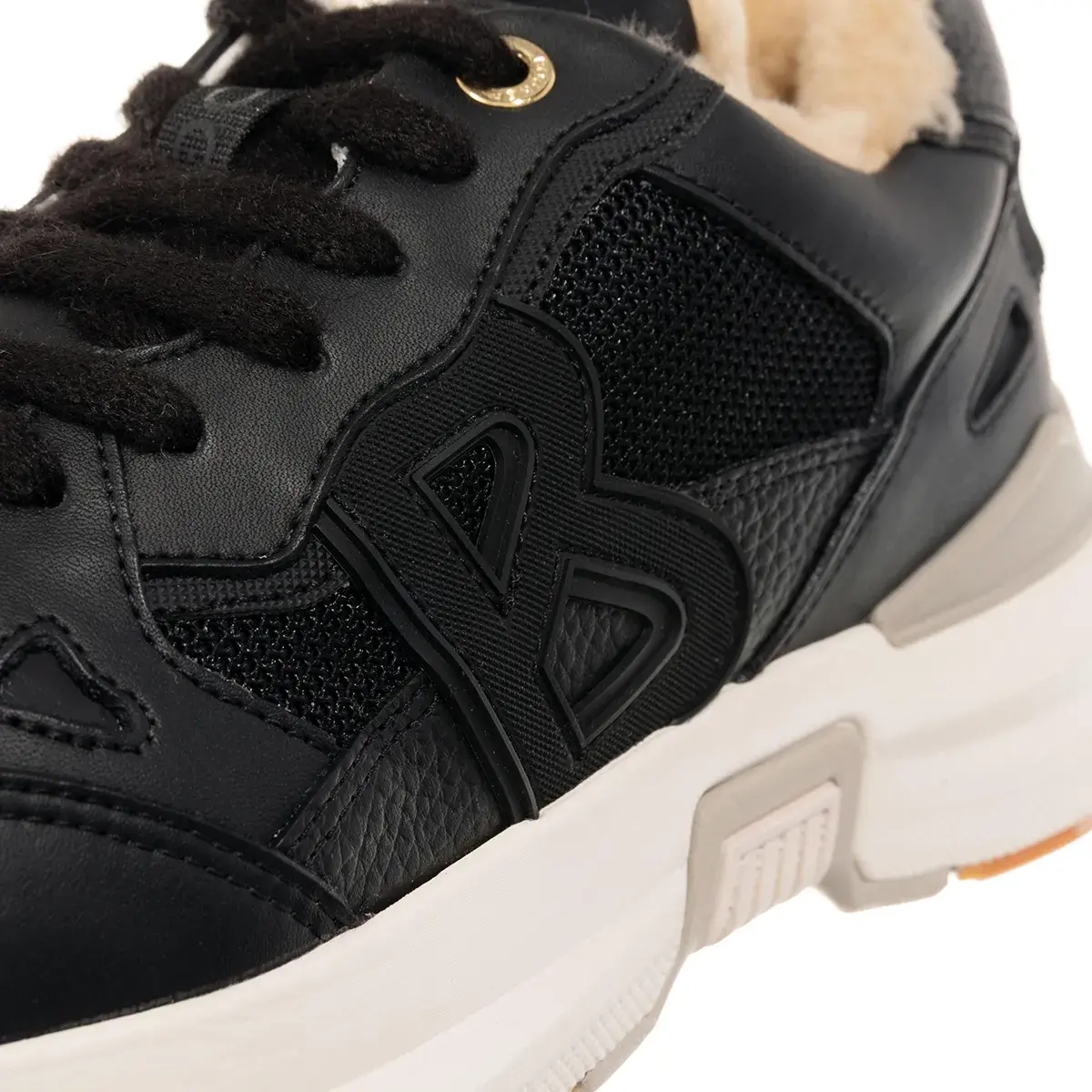 Schwarze, pelzgefütterte, klobige Turnschuhe