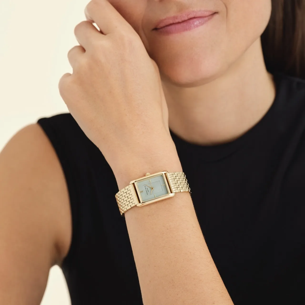 Rechteckige goldfarbene Armbanduhr