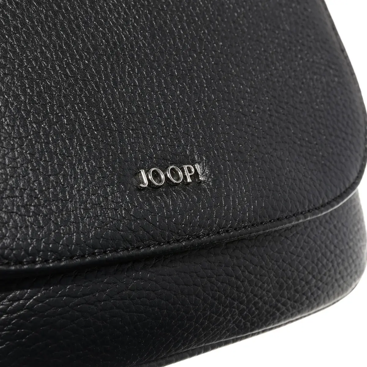 Schultertasche aus genarbtem Leder mit Umschlag