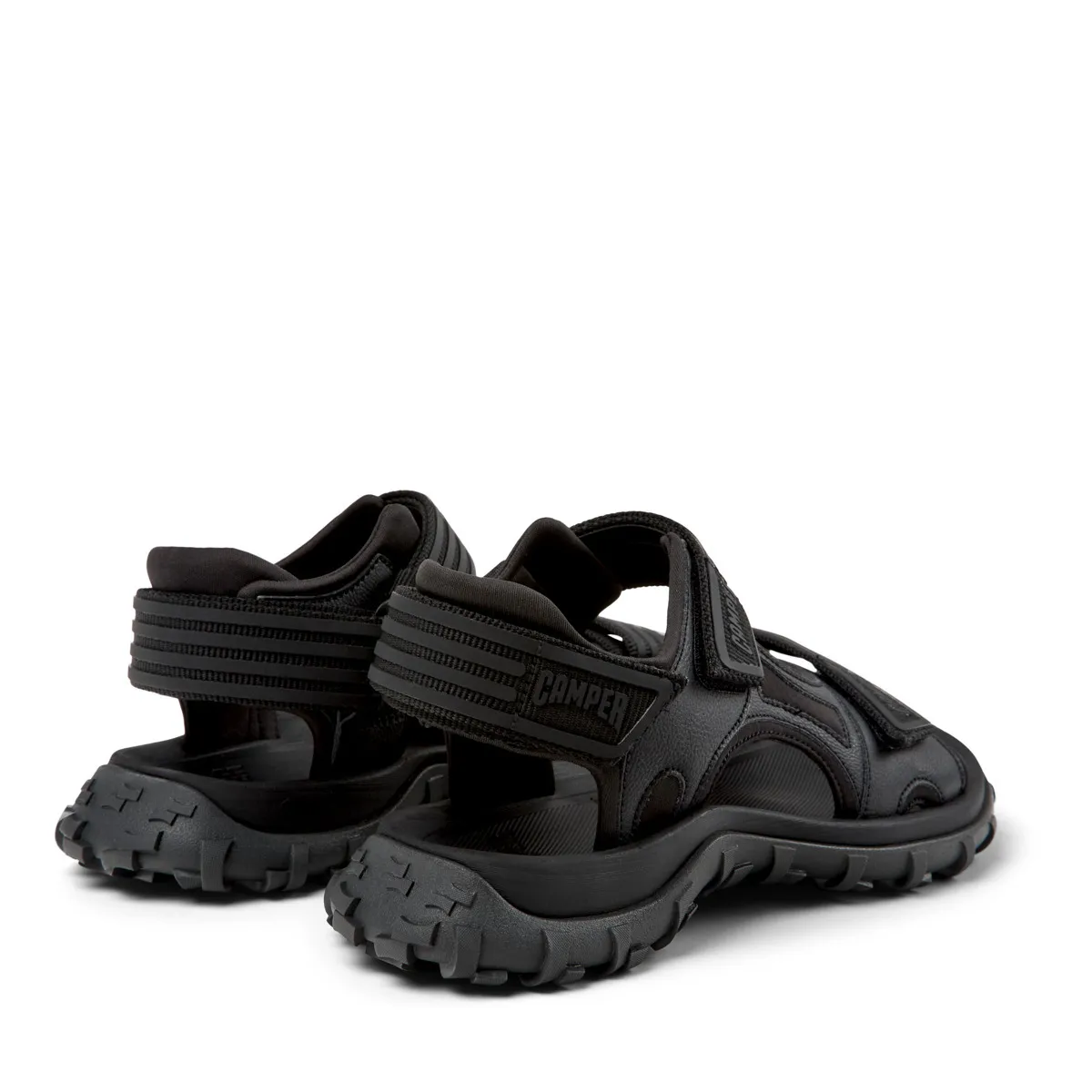 Schwarze sportliche Sandalen mit verstellbaren Riemen