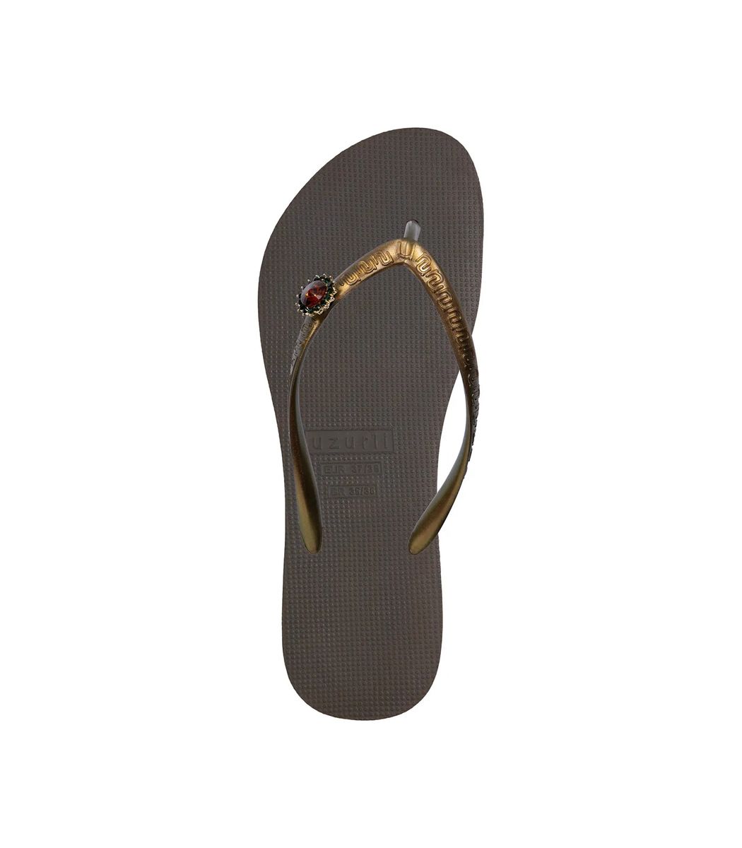 Verzierte Flip-Flops mit Schmuckstein