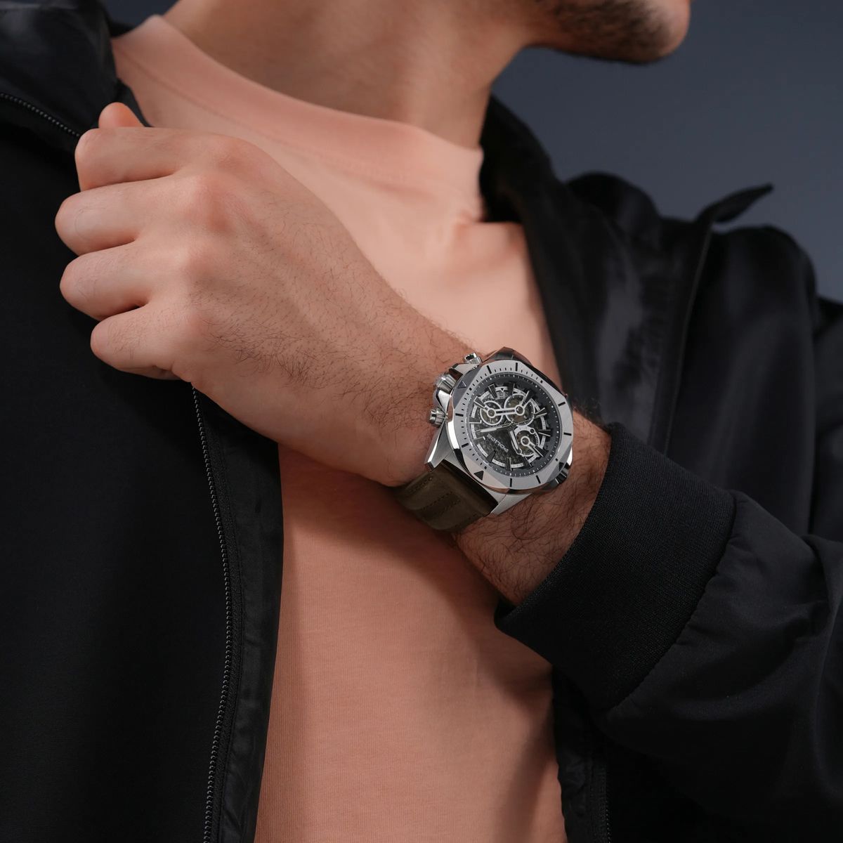Multifunktionale Silberfarbene Uhr mit Lederarmband