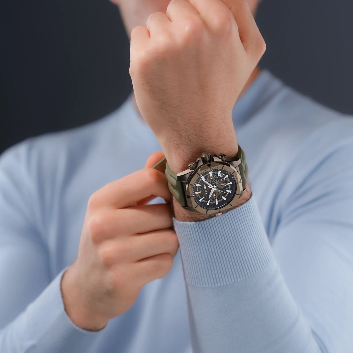 Braune Multifunktionsuhr mit grünem Lederarmband