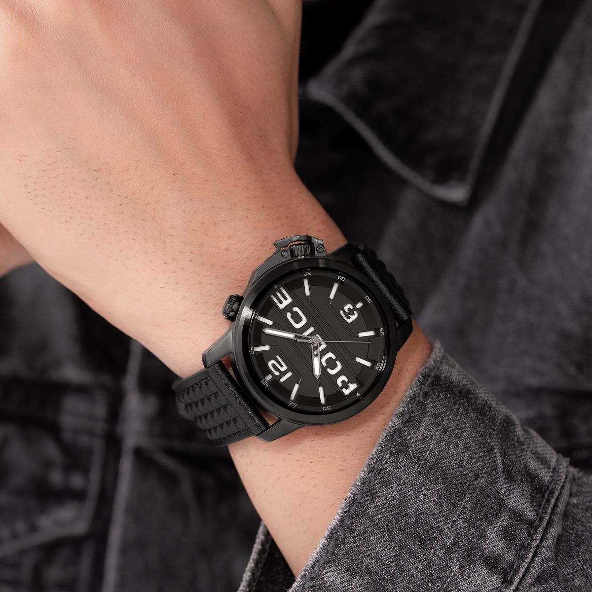 Moderne Herrenuhr mit Pyramidennieten, Schwarz