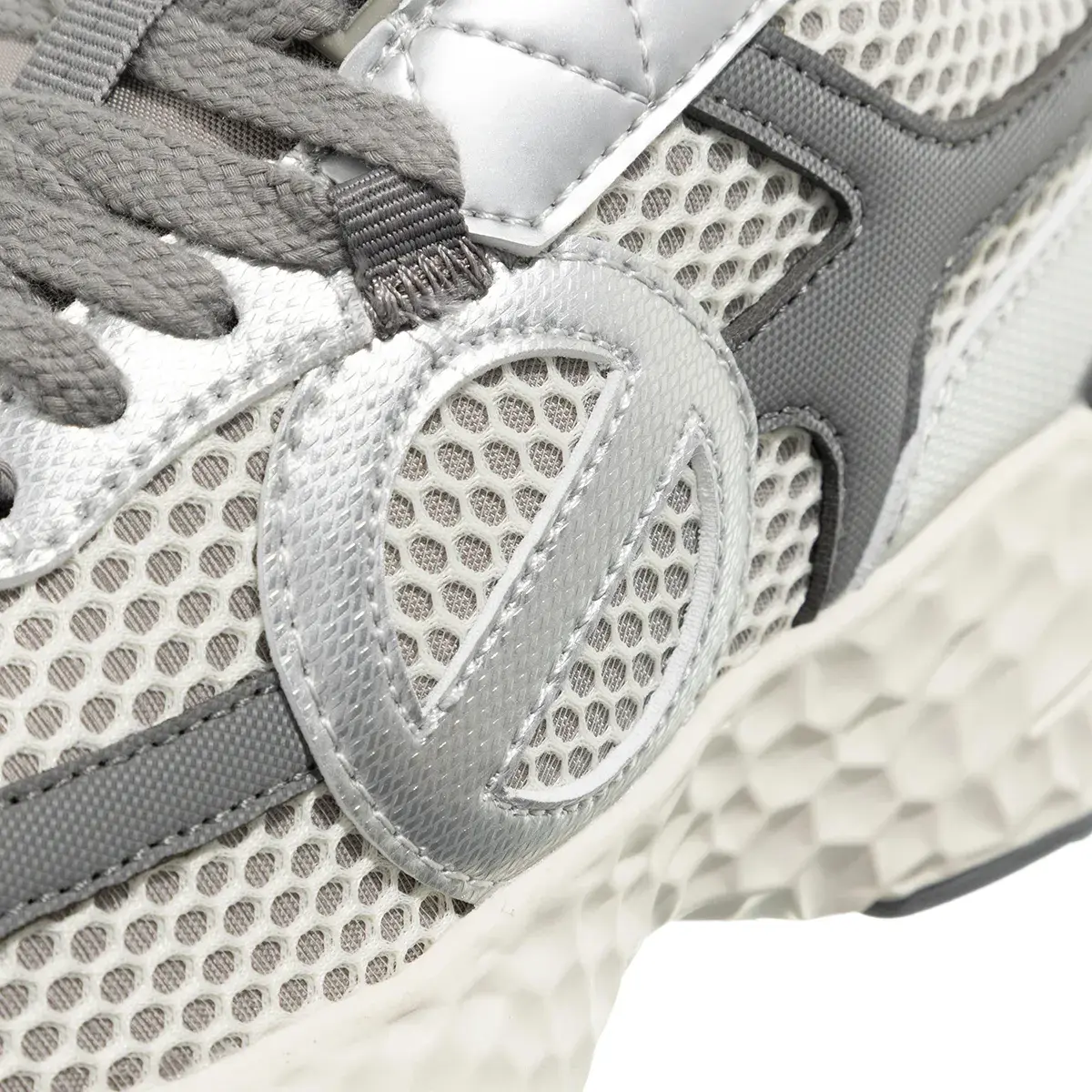 Silberfarbener Mesh-Schnür-Laufschuh