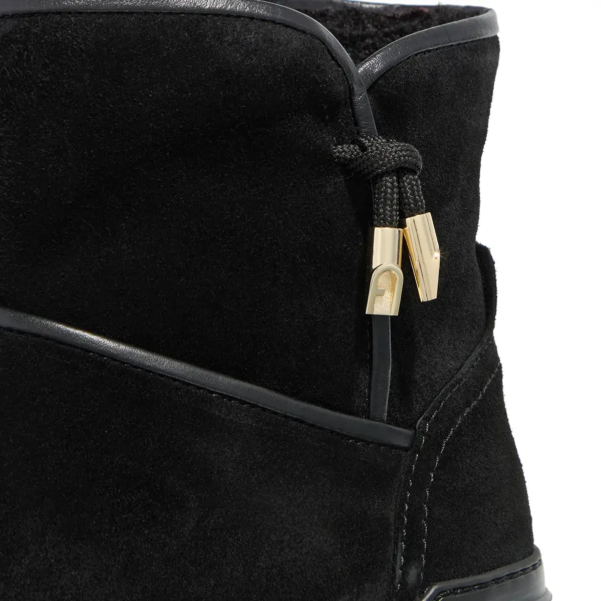 Schwarze Winterstiefel aus Wildleder