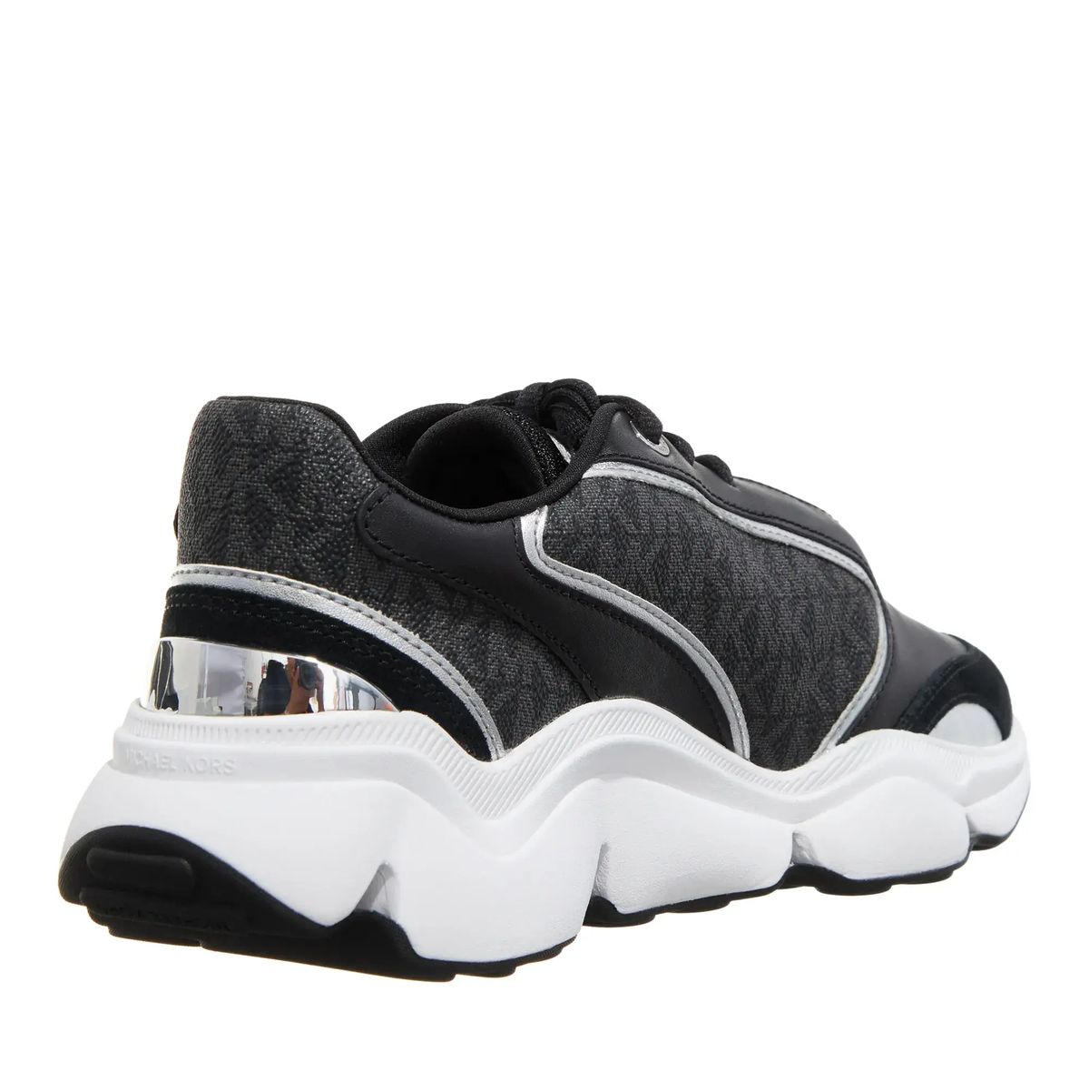 Schwarzer und silberner Low-Top-Trainer