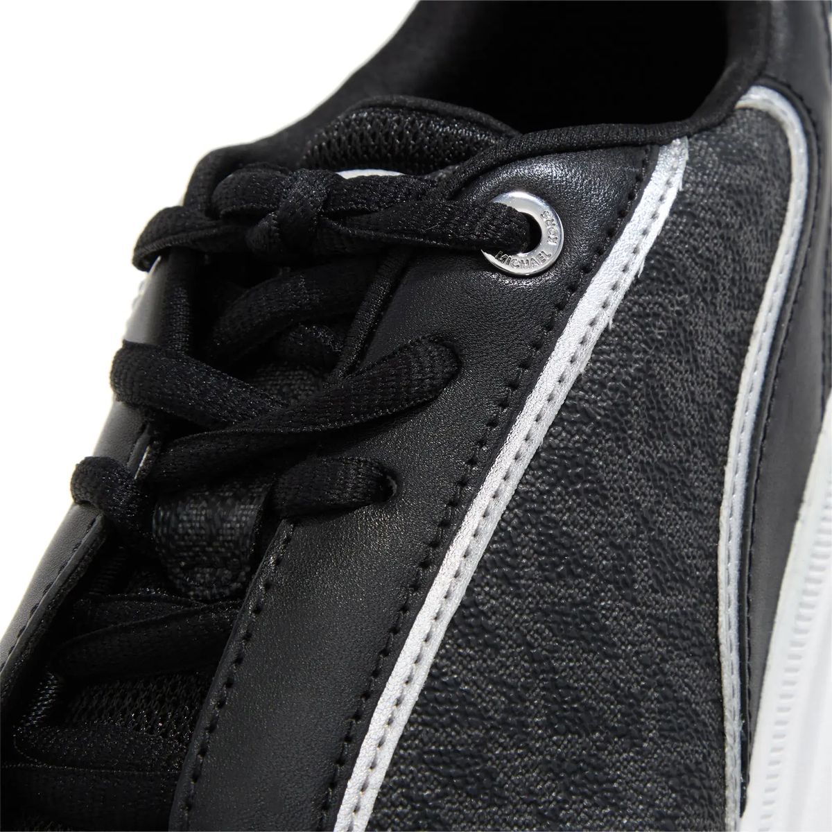 Schwarzer und silberner Low-Top-Trainer