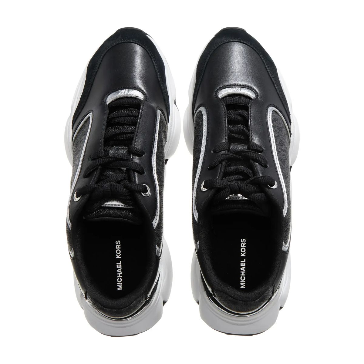 Schwarzer und silberner Low-Top-Trainer
