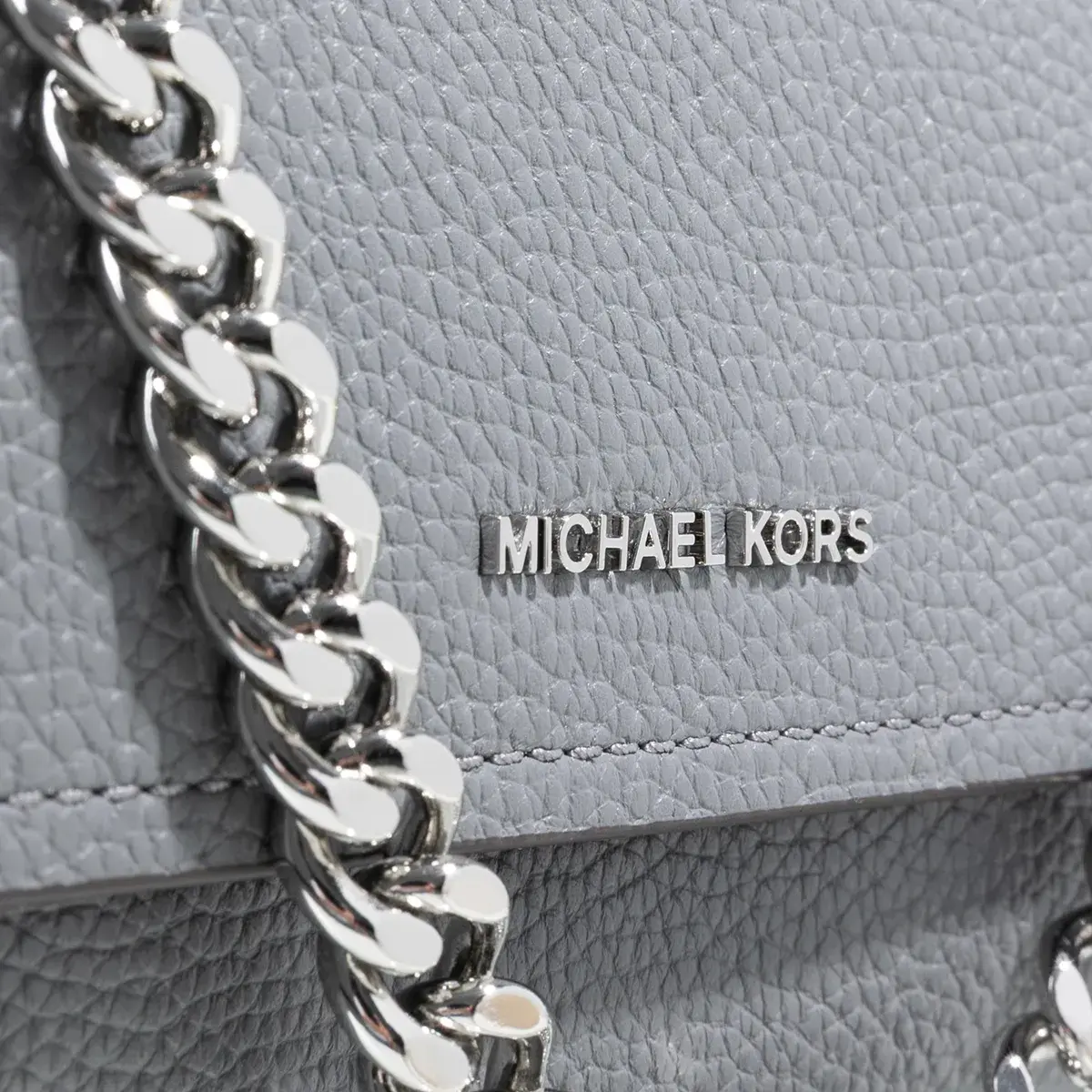 Graue Ledertasche mit Kette