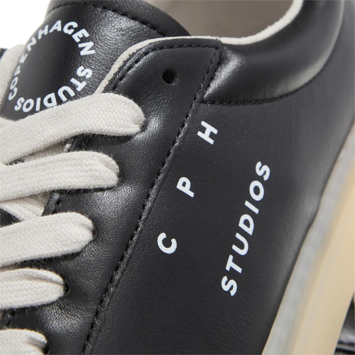Minimalistische schwarze Leder Low-Top Sneaker