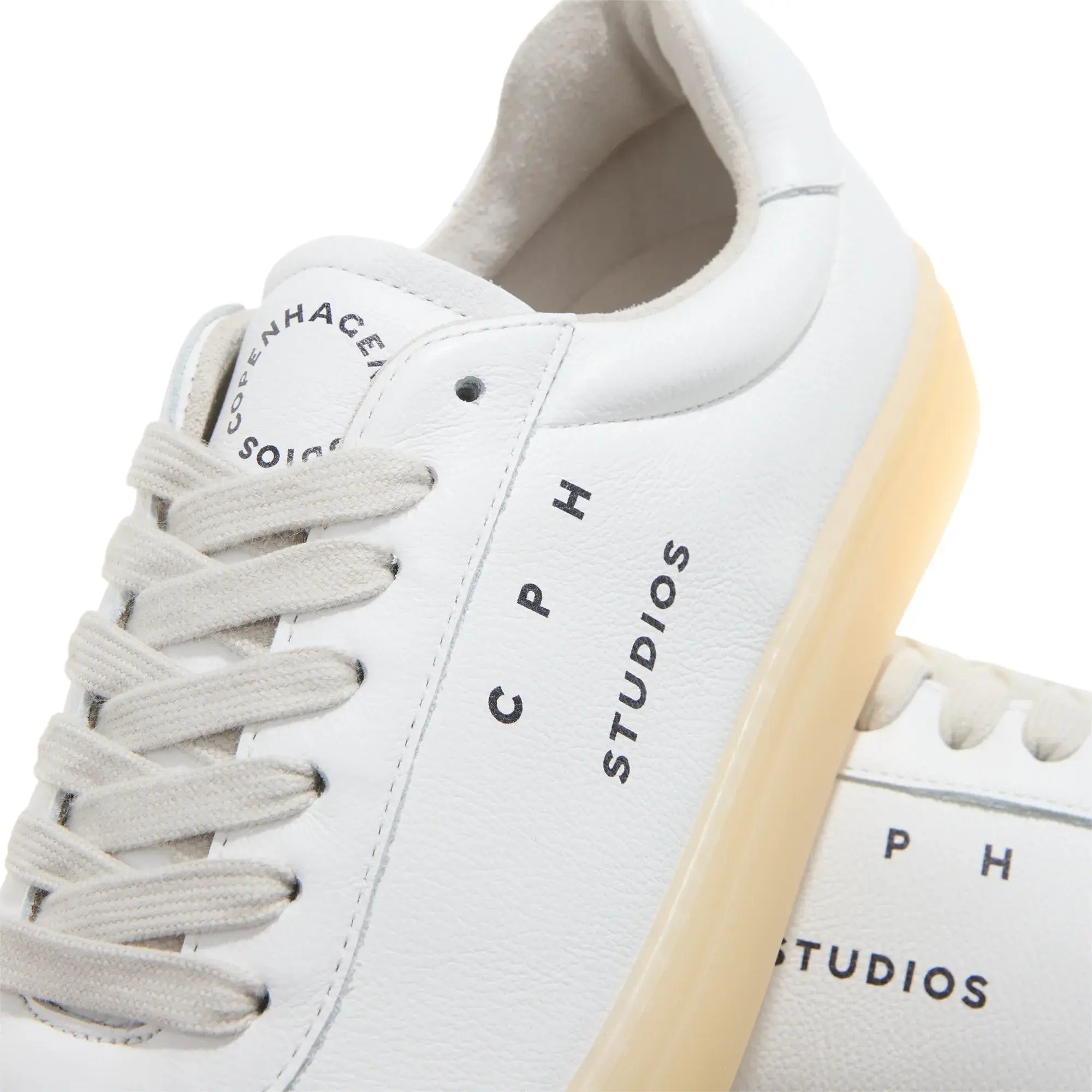 Minimalistische weiße Leder Low-Top Sneaker