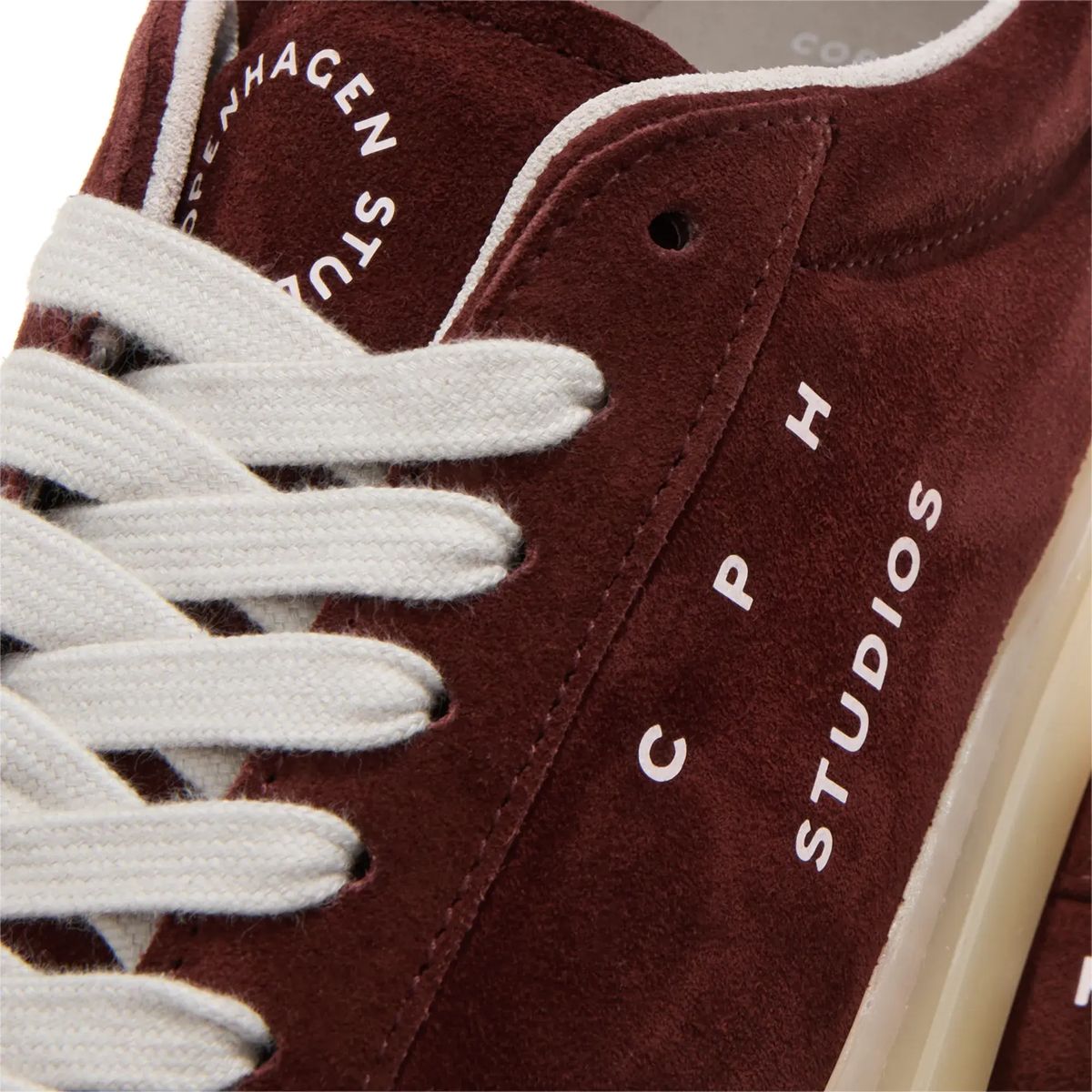 Burgunderfarbener Wildleder-Sneaker