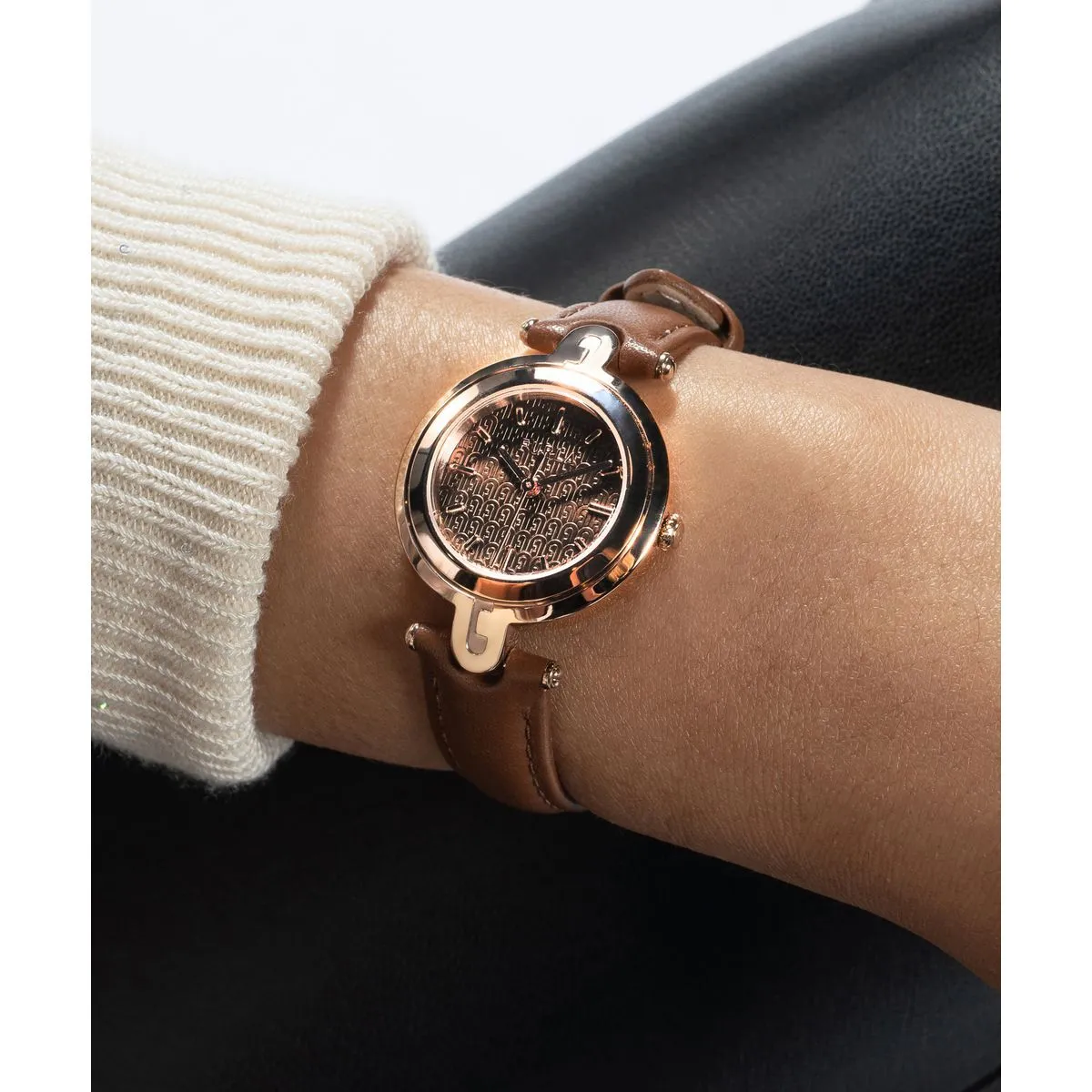 Braune analoge Uhr mit Lederarmband